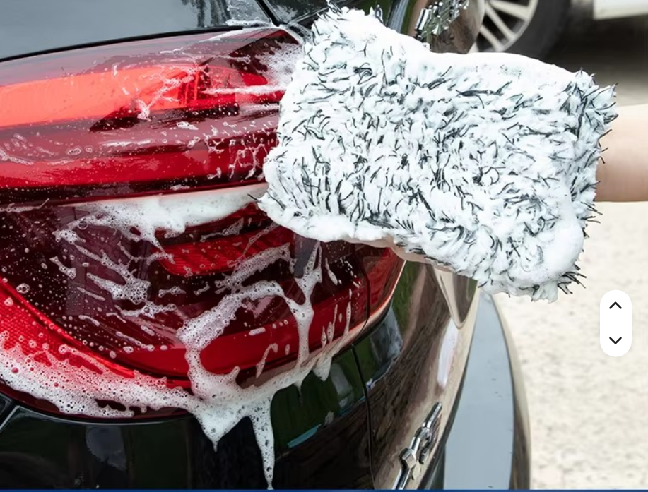Mikrofaser-Waschschwamm bei der Fahrzeugwäsche