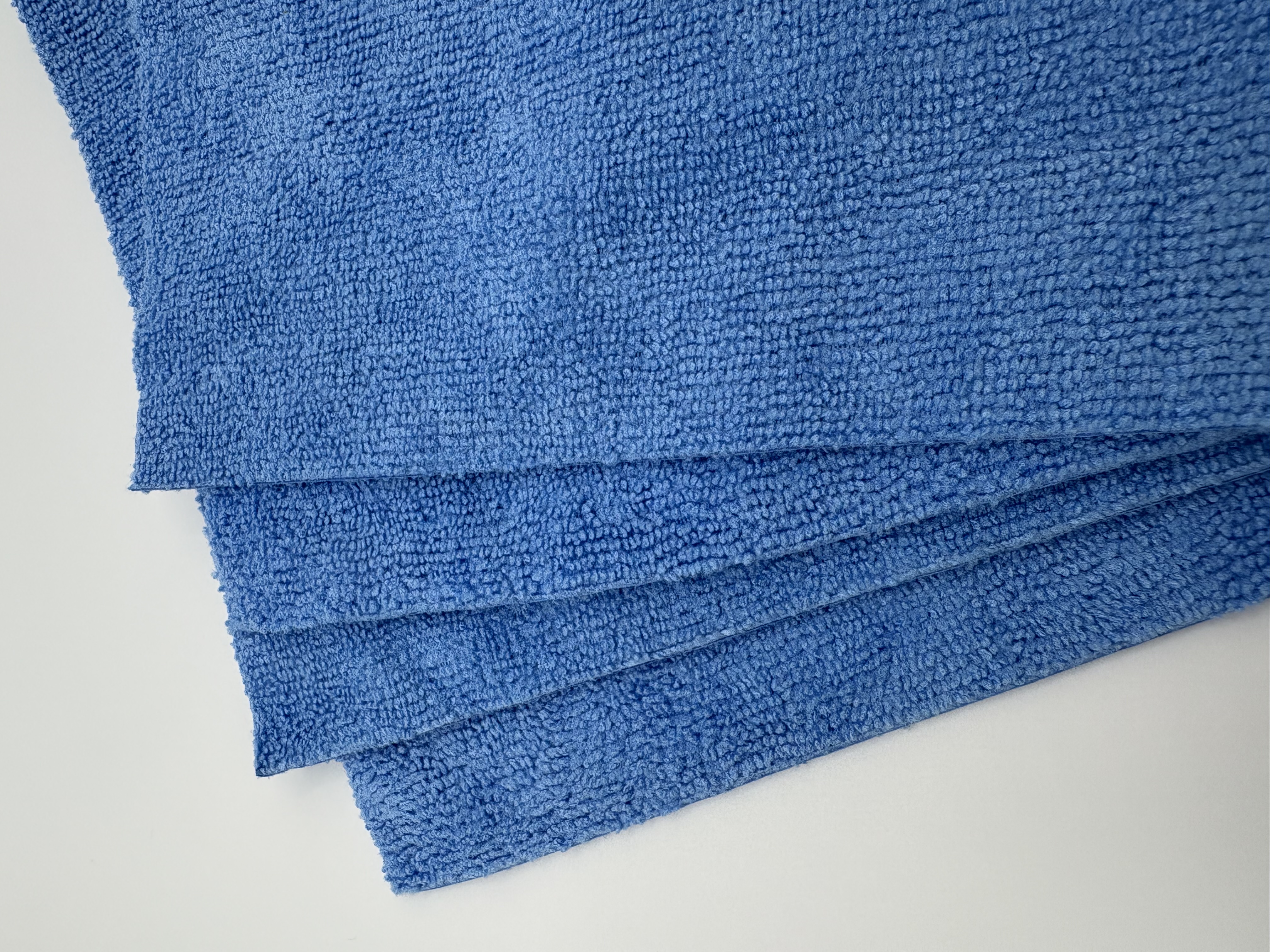 Detailaufnahme blauer randloser Mikrofasertücher