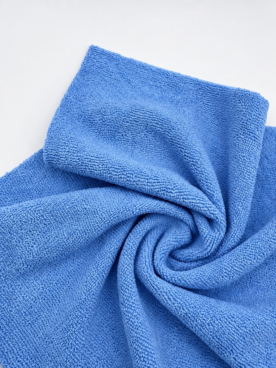 Strukturaufnahme eines blauen randlosen Mikrofasertuchs