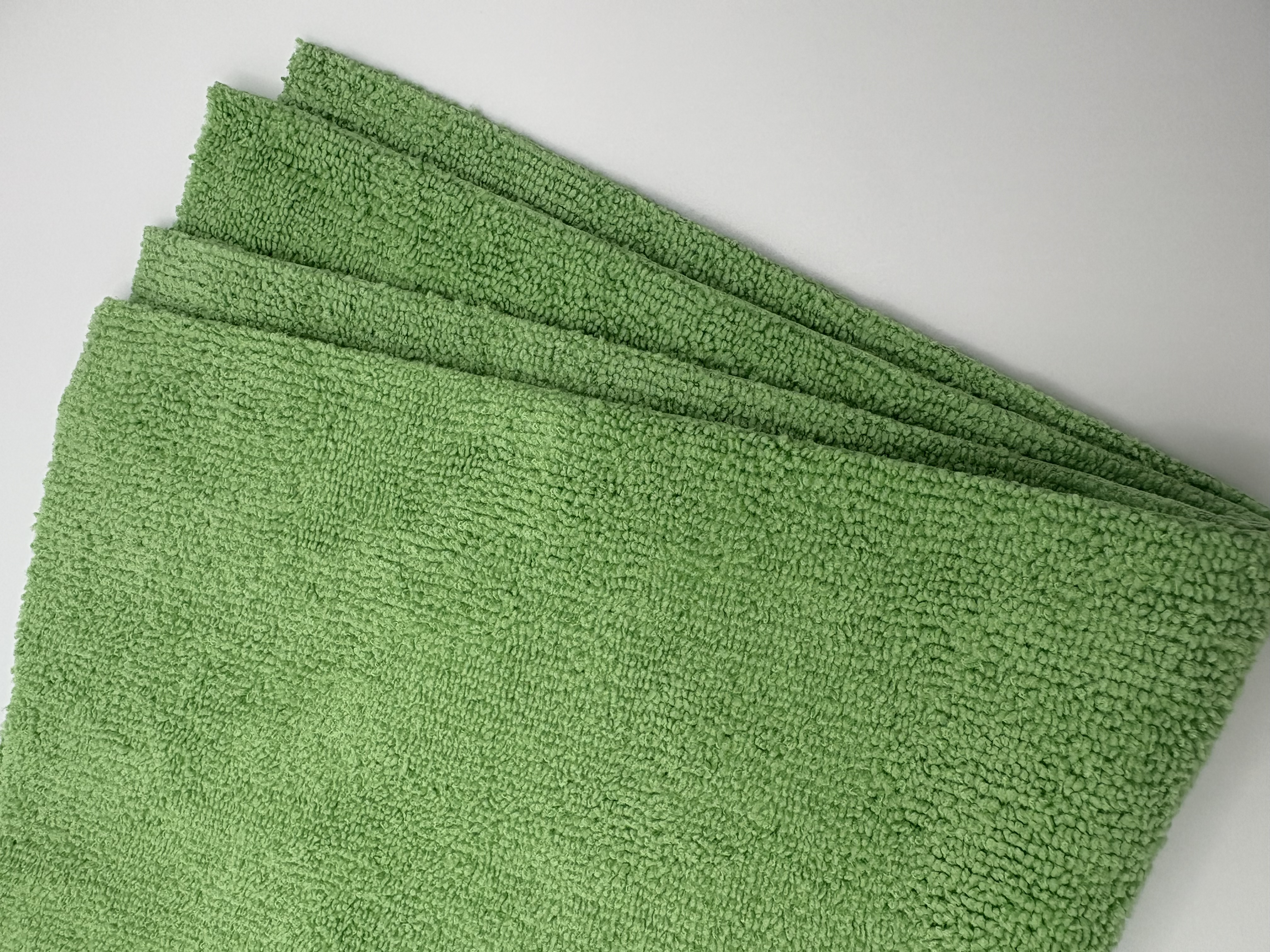 Detailaufnahme grüner randloser Mikrofasertücher