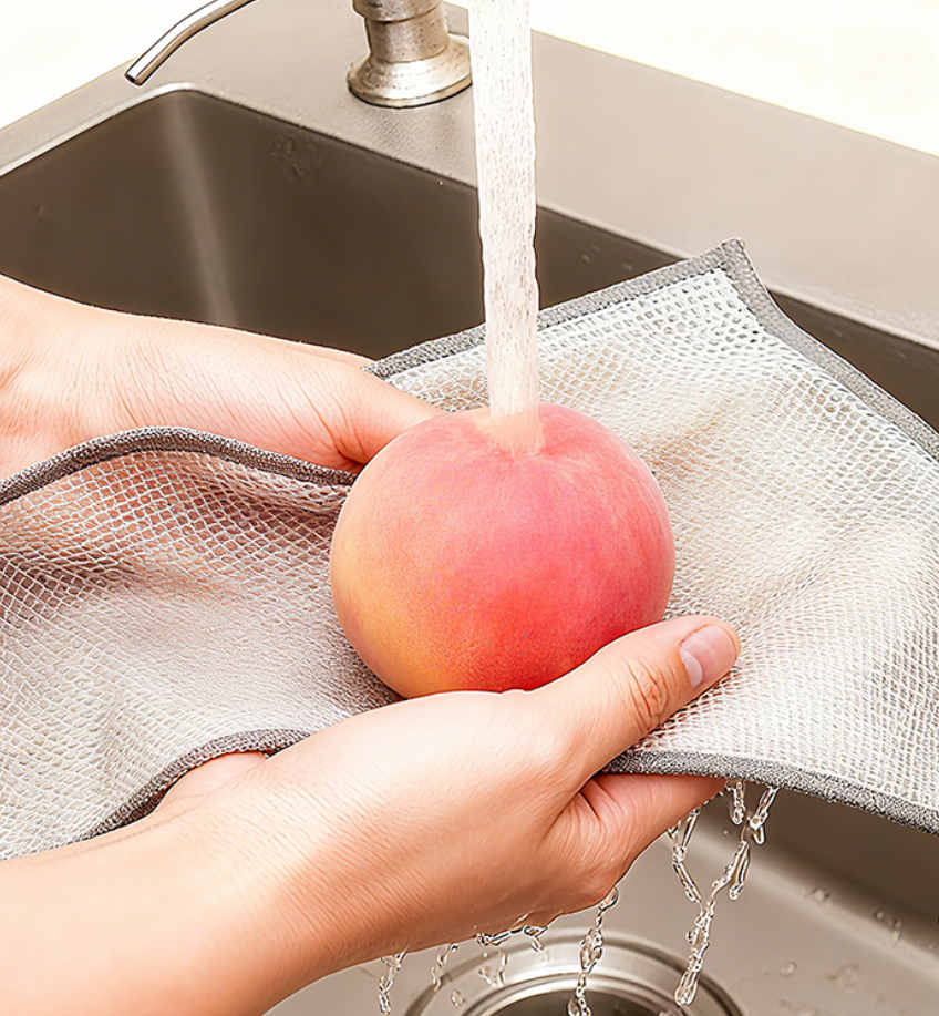Leichtes Netztuch bei der Reinigung von Obst